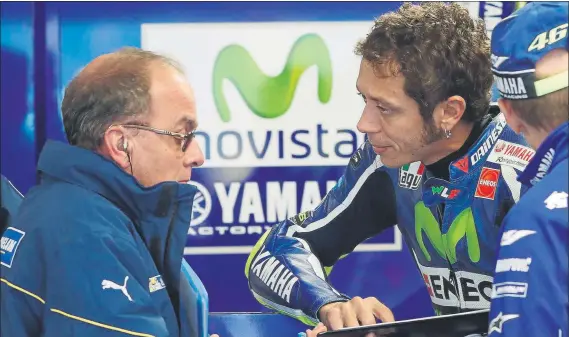  ?? FOTO: AP ?? El técnico de Michelin del box Movistar Yamaha le da explicacio­nes a Valentino Rossi El italiano se saltó la normativa y fue castigado con perder toda la tanda con mejores cronos