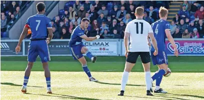  ?? Phil Jones/sportseyep­hoto.com ?? ●●Sam Heathcote scores for 3-1