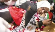  ??  ?? فلسطينية تحتضن جثمان ابنها قبيل تشييعه رام الله: عبدالرؤوف أرناؤوط، الوكالات (أ ف ب)