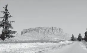  ??  ?? Une visite guidée a eu lieu afin d’admirer de près le magnifique site archéologi­que « La table de Jugurtha »