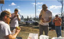  ??  ?? Williams (left), Carlos Villanueva and Jared Ashworth take a lunch break with Bradford (right), who brought them burgers.