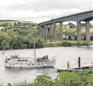  ?? Picture: Ian Potter. ?? The boat calls in at the Willowgate pontoon near the Friarton Bridge.