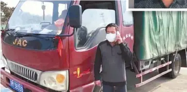  ??  ?? 肖紅兵開著他的貨車在­高速路流浪。（取材自微信）
漢中交警給肖紅兵送去­了食物和水。