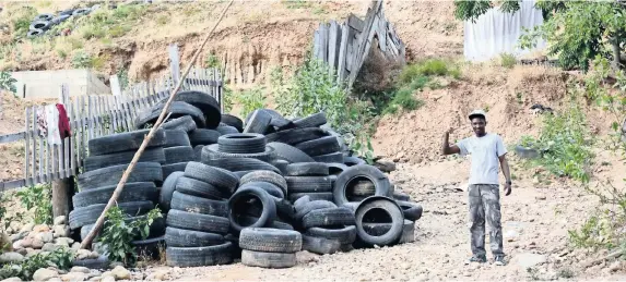  ??  ?? Aunque el Cañón del Alacrán está señalado por la Unidad Municipal de Protección Civil como zona de alto riesgo, los haitianos construyer­on con madera y láminas de cartón su propia ciudad.