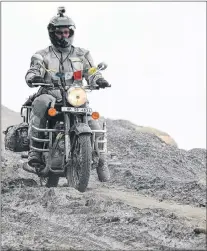  ?? ALISA CLICKENGER VIA AP ?? Alisa Clickenger rides her motorcycle in India, descending the mountains headed for Manali in September 2012.