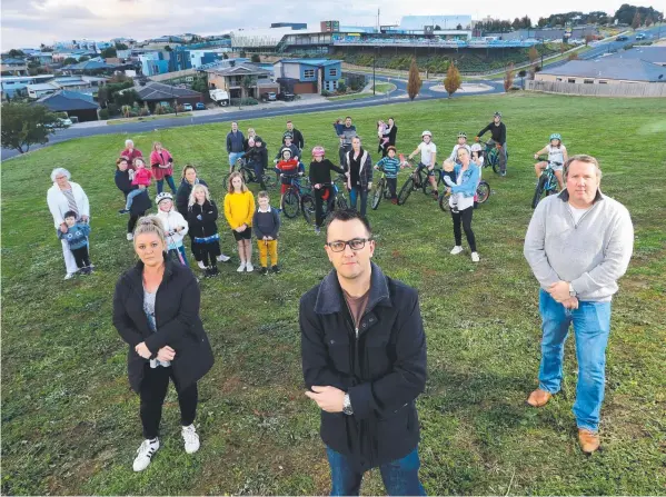 ?? Picture: GLENN FERGUSON ?? DON’T SELL: Highton residents including Rachael Taylor and Ben Jensen, with Cr Ron Nelson (right), who could not participat­e in last week’s vote.