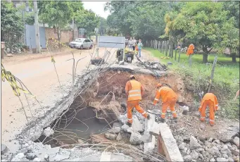  ??  ?? Parte del puente que está sobre la calle República de Colombia cayó hace cuatro meses y no es reparado.