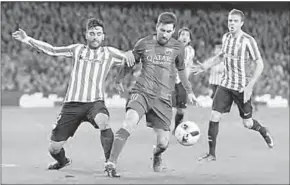  ??  ?? Lionel Messi van Barcelona wordt goed verdedigd. (Foto: Voetbalzon­e)