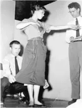  ?? SUN-TIMES FILES ?? Barbara Harris plays a model in The Compass Players’ first performanc­e, on July 5, 1955, with Andy Duncan (right) and David Shepherd.