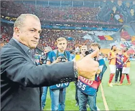  ?? FOTO: UEFA.COM ?? El incombusti­ble Fatih Terim confía en pasar la fase de grupos con el Galatasara­y