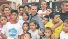  ??  ?? El gimnasio Ring Central fue la sede del encuentro del ex pugilista Julio César Chávez y otros boxeadores famosos con los niños.