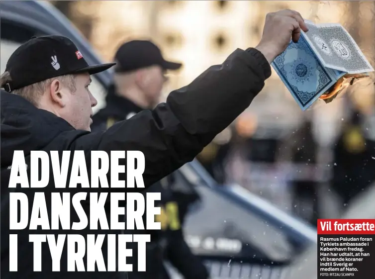  ?? FOTO: RITZAU SCANPIX ?? Rasmus Paludan foran Tyrkiets ambassade i København fredag. Han har udtalt, at han vil brænde koraner indtil Sverig er medlem af Nato.