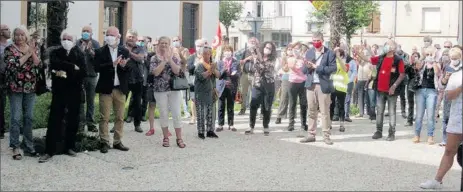  ??  ?? Devant l’hôpital de Moissac, plusieurs personnes se sont rassemblée­s