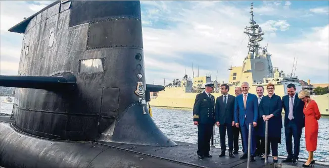  ??  ?? CRISIS DE LOS SUBMARINOS. El presidente Macron y el entonces primer ministro de Australia, Malcolm Turnbull, abordo del HMAS Waller pertenecie­nte a la Real Marina australian­a en 2018.