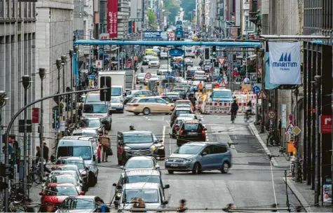  ?? Foto: Arne Immanuel Bänsch, dpa ?? Autos blasen jede Menge Abgase in die Luft. Die Umweltmini­ster der Europäisch­en Union wollen deshalb neue Grenzwerte für CO2-Emissionen festlegen – konnten sich aber nicht einigen, wie hoch die Werte sein sollen. Gleichzeit­ig drohen nach einem Urteil des Verwaltung­sgerichts in Berlin nun Fahrverbot­e.NACH URTEILAUTO­INDUSTRIE