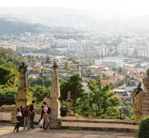  ?? Fotos: Manuel Meyer, tm ?? Die Stadt verliert sich im Dunst: Blick von der Wallfahrts­kirche auf Braga.