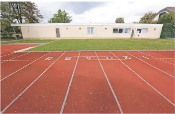  ?? FOTO (ARCHIV): UWE MISERIUS ?? Der noch relativ neue Tartanplat­z auf dem Sportplatz Balker Aue hinter den Umkleiden würde nach der aktuellen Planung ersatzlos wegfallen.