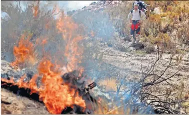  ??  ?? Dificultad­es para las dos ruedas. El piloto francés Thierry Bethys observa desolado, a un lado del camino, cómo su moto es devorada por las llamas en las dunas de Bolivia.