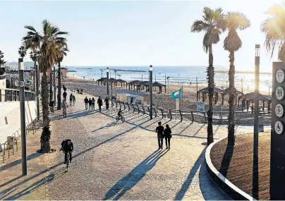  ?? FOTOS (3): PHILIPP LAAGE ?? Tel Aviv ist für seinen Strand und seine Promenade berühmt – besonders im Sommer kommen hier Bewohner und Touristen zusammen, um zu schauen und gesehen zu werden.