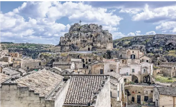  ?? FOTOS: DPA ?? Alte Höhlensied­lungen machen die Felsenstad­t Matera zu etwas ganz Besonderem.