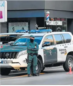  ?? EFE ?? Agentes de la Guardia Civil, ayer, en Marbella.