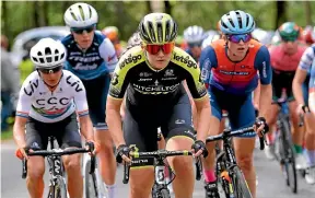  ?? GETTY IMAGES ?? Commonweal­th Games road race silver medallist Georgia Williams, above and far left, is contracted to pro outfit Team Bike Exchange.