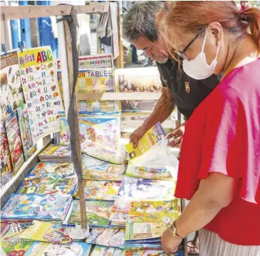  ?? ?? EDUCATIONA­L materials are on sale along Batasan Road in Quezon City on Wednesday morning which attracts buyers from all ages.