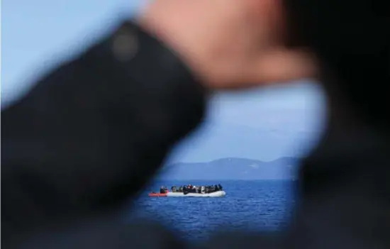  ?? © ?? Een bootje met vluchtelin­gen komt vanuit Turkije aan op Lesbos, begin maart.
Marios Lolos/belga