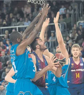  ??  ?? Pierre Oriola, rodeado de jugadores del ‘Fuenla’ en el partido del Palau FOTO: PERE PUNTÍ