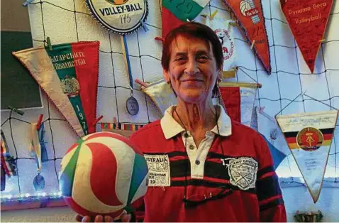  ??  ?? Vom Volleyball kann die -jährige Barbara Czekalla auch heute nicht lassen. In ihrer Wohnung hängt ein Volleyball­netz an der Wand mit einer Vielzahl von Medaillen, Wimpeln, Urkunden und anderen Erinnerung­en.