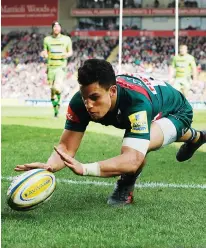  ??  ?? Opportunis­t: Matt Toomua dives on the loose ball to score Leicester’s second try