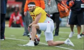  ?? BUTCH DILL — THE ASSOCIATED PRESS ?? North Squad quarterbac­k Baker Mayfield of Oklahoma (6) kneels during practice for Saturday’s Senior Bowl in Mobile, Ala.,Wednesday.