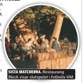  ??  ?? SISTA MATCHERNA. Restaurang Bleck visar slutspelet i fotbolls-VM.