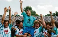  ?? Foto: Schöllhorn ?? Der größte Moment in der Trainerkar­riere von Heiner Schuhmann: Er wird mit dem FCA-TEAM 1993 vor 13000 Zuschauern deutscher A-jugend-meister.