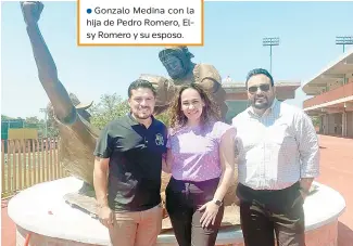  ?? ?? Gonzalo Medina con la hija de Pedro Romero, Elsy Romero y su esposo.
Boletos
• Sigan nuestras redes sociales de Grupo Cantón, porque tendremos dinámicas para regalar boletos para el juego inaugural del Centenario el 1 de abril.