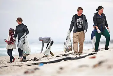  ?? PICTURE: JASON BOUD ?? GROUP EFFORT: Nedbank is offering free tickets to the Nedbank Cup finals to the first 10000 volunteers to arrive at a clean-up effort.