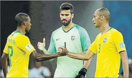  ?? FOTO: EFE ?? La defensa del balón parado, importante El equipo ha trabajado junto a Silvinho las jugadas de estrategia