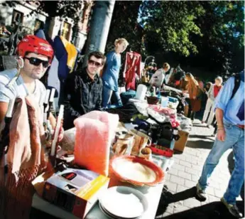  ?? ARKIVFOTO: ANDREAS ENBUSKE ?? FULLBORDAT. Mimer Flea Market har i år tvåhundra bord. Här en tidigare upplaga av loppisen, och personerna på bilden har således inget med fulpaxning att göra.