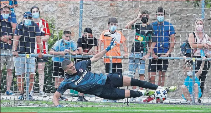  ??  ?? Grbic detiene con las piernas uno de los penaltis que, en la tanda que decidió el Memorial Jesús Gil en Burgo de Osma, ganaron los rojiblanco­s.