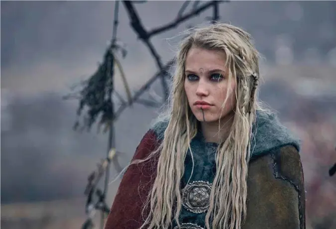  ?? FOTO: NETFLIX ?? Sørlandsje­nta Thea Sofie Loch Naess spiller en ond og nådeløs kriger i storserien «The Last Kingdom», som foregår under vikingtida i år 872.