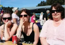  ??  ?? BESÖK FRÅN UDDEVALLA. Monica Hansson, Sofie Hansson och Elin Kjelldorf tycker att marknaden är ett trevligt inslag.