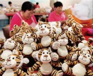  ??  ?? Stuffed toys produced in two factories in Laopo Village of Zaozhuang City, Shandong Province are exported to more than 20 countries and regions including Spain and the United States. This photo shows one of their workshops. VCG