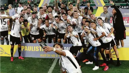  ?? Robson Ventura/folhapress ?? Como já se tornou tradição, o atacante Romero tira selfie com o elenco corintiano na celebração do pódio após a conquista no Allianz Parque; o paraguaio foi titular ontem e ajudou o Timão a assegurar a vitória