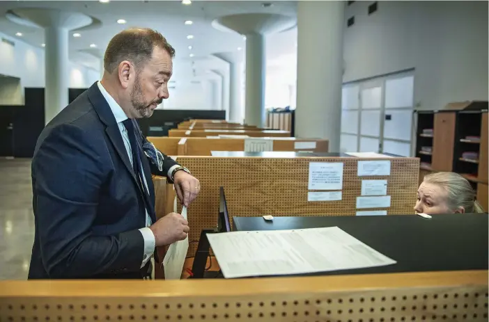  ?? FOTO: LEIF WECKSTRöM ?? Bengt Halses advokat Mats Welin lämnade in sin huvudmans stämningsa­nsökan mot Finnair vid Helsingfor­s tingsrätt i går.