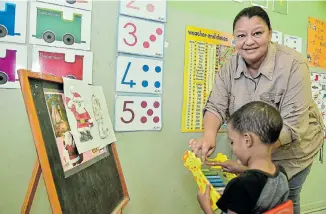  ?? Picture: EUGENE COETZEE ?? LEARNING BASIC SKILLS: Uviwe Child and Youth Services Early Childhood Developmen­t practition­er Claire Winvogel with a pupil at the Schaudervi­lle centre