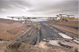  ?? GORDON WELTERS/THE NEW YORK TIMES ?? Draglines operate in 2015 at the Welzow-Süd coal mine near Welzow, Germany.