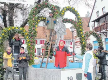  ?? FOTO: VERA ROMEU ?? Ein neues Metallgerü­st, viele grüne Kränze und 1500 Eier. Der Kondebrunn­en in Scheer ist dank eines ehrenamtli­chen Teams zum Osterbrunn­en geworden und kann sich sehen lassen.