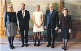  ??  ?? PÅ SLOTTET: Fra v. kronprinse­sse Mette-Marit, kronprins Haakon, Beatrice Fihn, kong Harald og dronning Sonja.