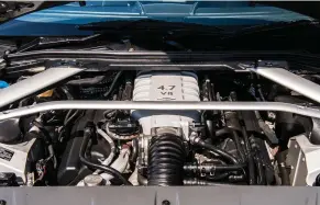  ??  ?? À gauche: le V8 américain (en haut) développe 450 ch tandis que celui, plus ancien, de l’aston n’en offrait que 385 dans sa version 4,3 l. Le 4,7 l apparu en 2008 fit grimper la puissance à 420 ch et le couple à 470 Nm.