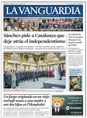  ??  ?? Las mujeres se estrenan como ‘manaies’ en Girona
Homenaje a los bomberos de París.
Londres: los activistas del clima mantienen el bloqueo